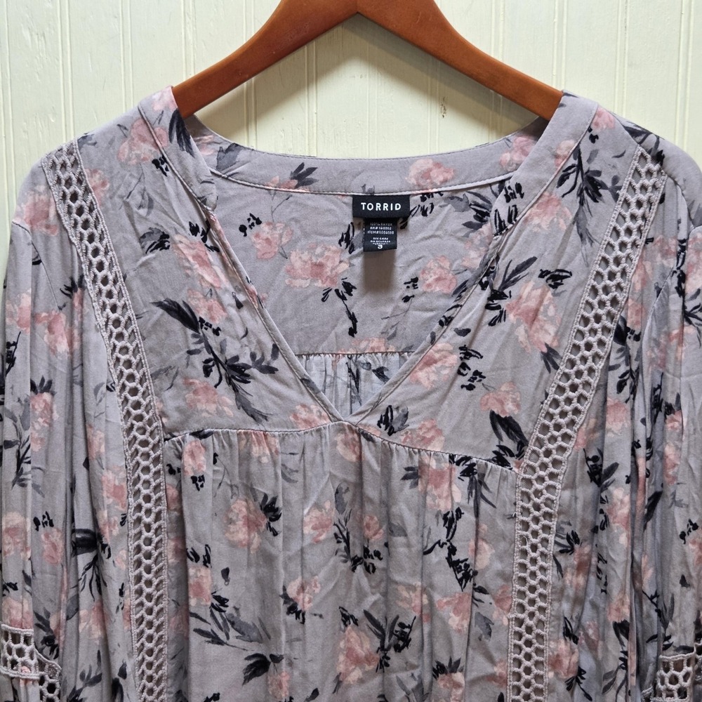 Torrid Blouse Womens 3 Gray Floral V Neck Crochet Bell Sleeve Boho Tunic‎ Top